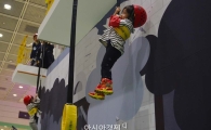 [포토]완강기를 두 손으로 꼭 잡아요 