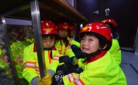 [포토]지진이 발생했을 땐 책상 밑으로 