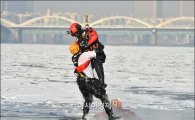 [포토]혹한기 내수면 수난사고 대비 훈련