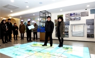 [포토]김성환 노원구청장, 중랑천 환경센터 공사장 방문