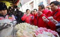 [포토]만두먹는 김무성 새누리당 대표 