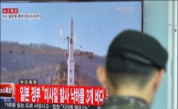[포토]북, 미사일 속보 지켜보는 군인