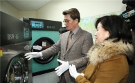독거어르신 등에 빨래 봉사하는 관악구의 따뜻한 행정 