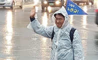 [포토]노관규 예비후보, 봄비와 함께 시민에게 인사