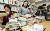 [포토]광주북구 운암도서관, 새해맞이 신간도서 정리