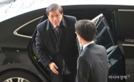 [포토]차에서 내리는 장예쑤이 中 외교부 상무부부장 
