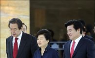 [포토]당 지도부와 이야기하는 박근혜 대통령