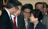 [포토]김무성 대표 손잡은 박근혜 대통령