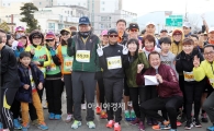 [포토]이봉주 선수와 기념촬영하는 마라톤 참가자들