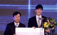 [포토]식스맨상 수상하는 KCC 신명호