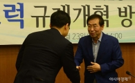 [포토]악수하는 박원순 서울시장 