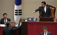 이석현 부의장, 필리버스터 방해 조원진 의원에 “퇴장시키기 전에 빨리…”