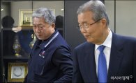 [포토]의견 나누는 김종인 대표·김동만 위원장