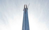 롯데월드타워 최상층부 첨탑 완성…국내 最高 555ｍ높이 도달 