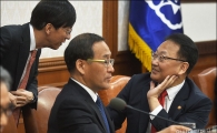 [포토]이야기 나누는 유일호 경제부총리·김경환 국토부 차관