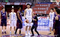 [포토]시구하는 배우 진구