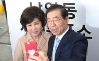 박원순, 사전투표 첫날 투표행사… 부인과 함께 인증샷도