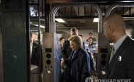 힐러리·샌더스, '서민의 발' 지하철 타는 법 몰라 줄줄이 망신
