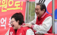 [포토]김을동 후보 안마해주는 김무성 대표 