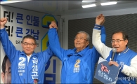 [포토]손 맞잡은 김종인··김성곤