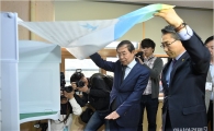 [포토]박원순 시장, 기표소 꼼꼼 점검