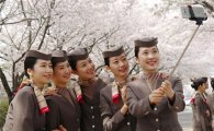 [포토]아시아나 신입 승무원들 벚꽃 배경 삼아 찰칵