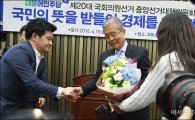 [포토]꽃다발 받는 김종인 비대위 대표