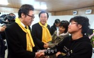 [포토]세월호 사고 유가족 위로하는 이낙연 전남지사