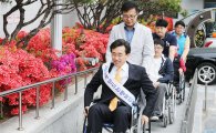 [포토]장애인의날 휠체어체험하는 김성환 광주시 동구청장