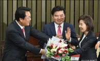 [포토]꽃다발 받는 정진석 신임 원내대표