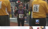 美 100세 할머니,100m 달리기 신기록…기운 남아 팔굽혀펴기까지 '핫둘 핫둘'