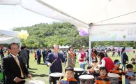 [포토]박홍섭 마포구청장, 마포어린이축제서 난타 