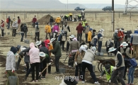 [포토]메마른 땅에서 희망을 심다