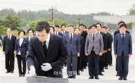[포토]김성환 광주시 동구청장, 국립 5·18민주묘지 참배