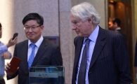 [포토]협상 마치고 나온 마크 워커 변호사와 김충현 CFO 