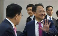 [포토]유일호 부총리, 첫 민생경제현안점검회의 참석