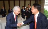 [포토]악수 나누는 유일호·박종복