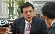 정우택 "서청원 출마 않길 원한다…金, 자축할 때 아냐"