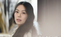 김민희·홍상수 감독, 22세 차이 불륜설?…애매한 공식 입장 