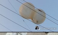 초등학교 뒷문 전깃줄에 걸린 대남 전단 풍선…폭탄물 터질 뻔