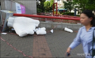 [포토]부서진 홍대 앞 일베 조각상
