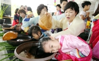 [포토]창포물로 머리 감아요