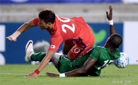 [포토]황희찬, '태클이 거칠잖아!'