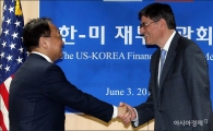 [포토]악수하는 한·미 재무장관