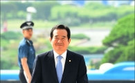 [포토]국회 본관 들어서는 정세균 국회의장
