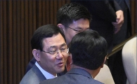 [포토]인사하는 정진석·주호영