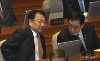 [포토]이야기 나누는 유일호·이준석
