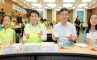 [포토]함영주·홍용표, 실향민 그림 들고…