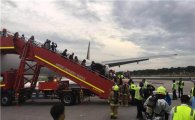 싱가포르항공 여객기, 회항·착륙 후 날개 화재…인명피해는 없어
