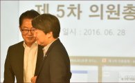 [포토]안철수·박지원, 비공개 의원총회 참석